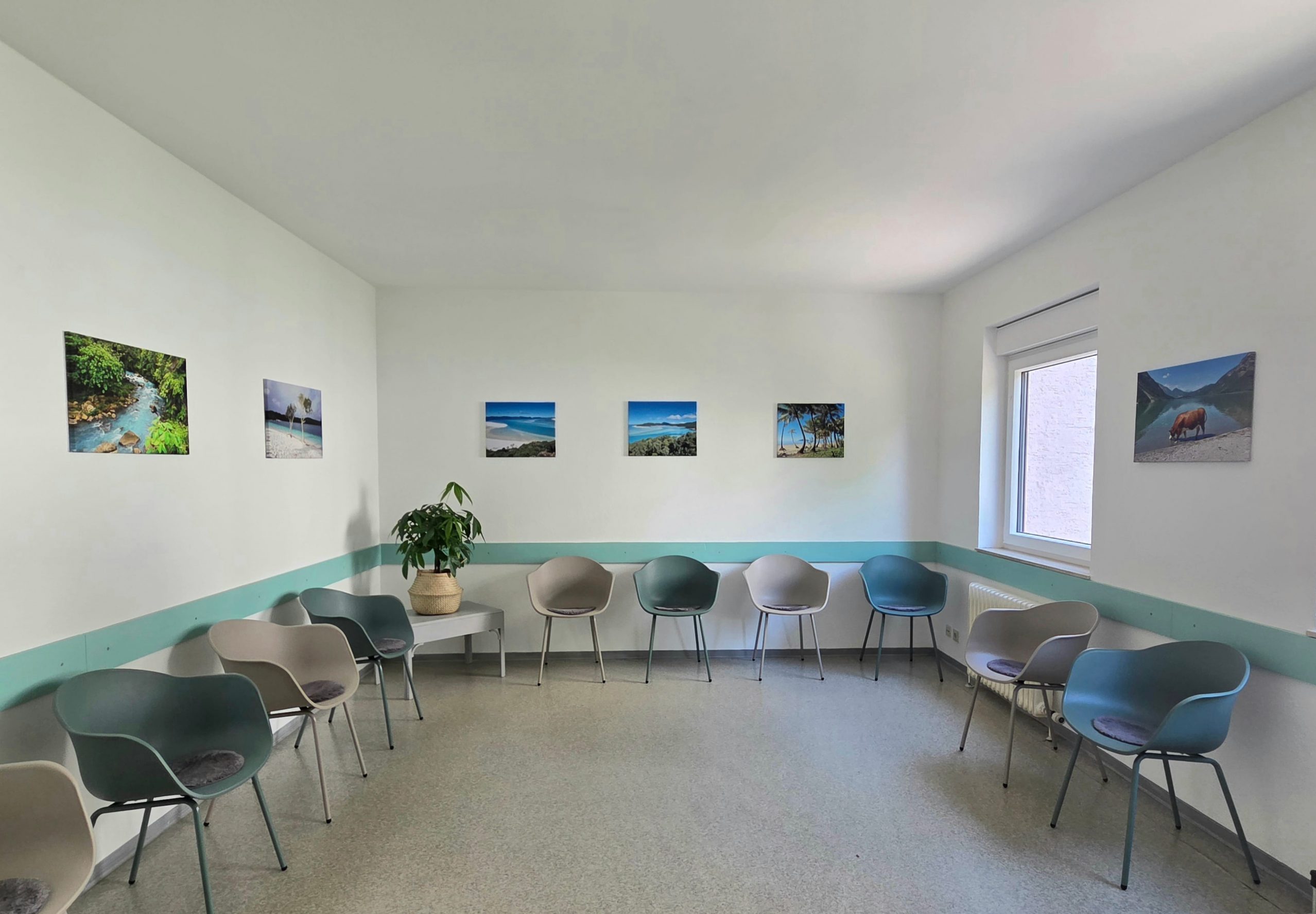 Neu eingerichtetes Wartezimmer der Hausärztlichen Gemeinschaftspraxis Dres. Contente & Reincke