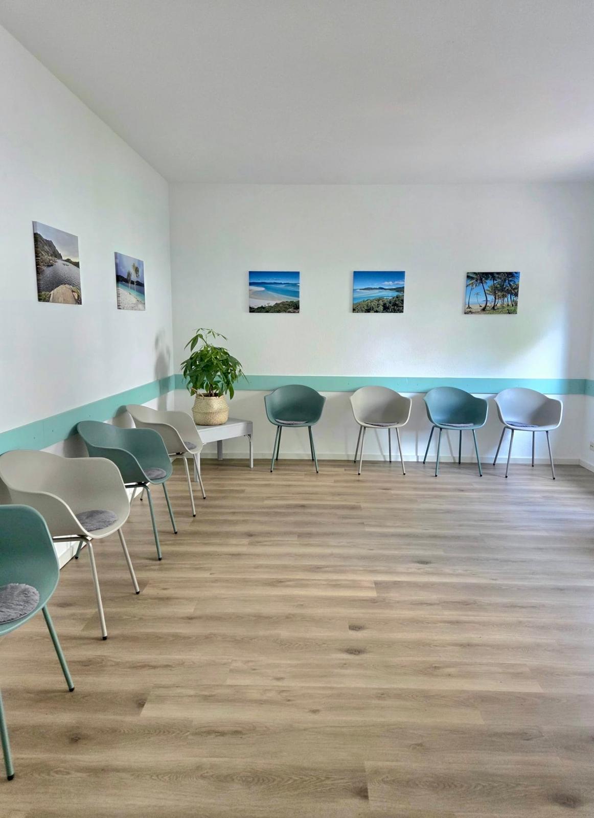 Neu eingerichtetes Wartezimmer der Hausärztlichen Gemeinschaftspraxis Dres. Contente & Reincke
